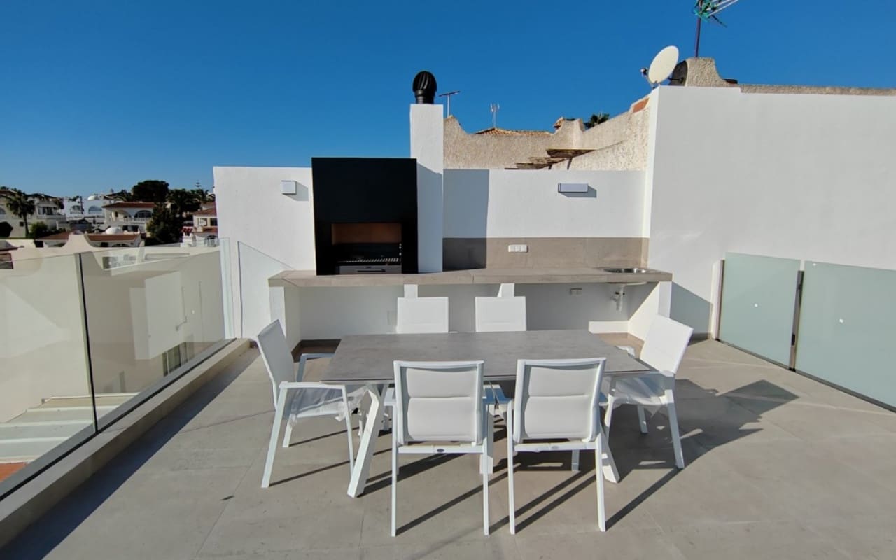 3 chambre Villa/Maison à vendre à Torrevieja avec piscine - 750 000 € (Ref: 9927842)