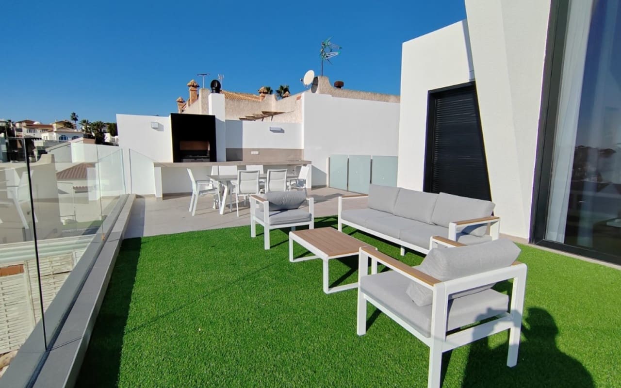 3 chambre Villa/Maison à vendre à Torrevieja avec piscine - 750 000 € (Ref: 9927842)
