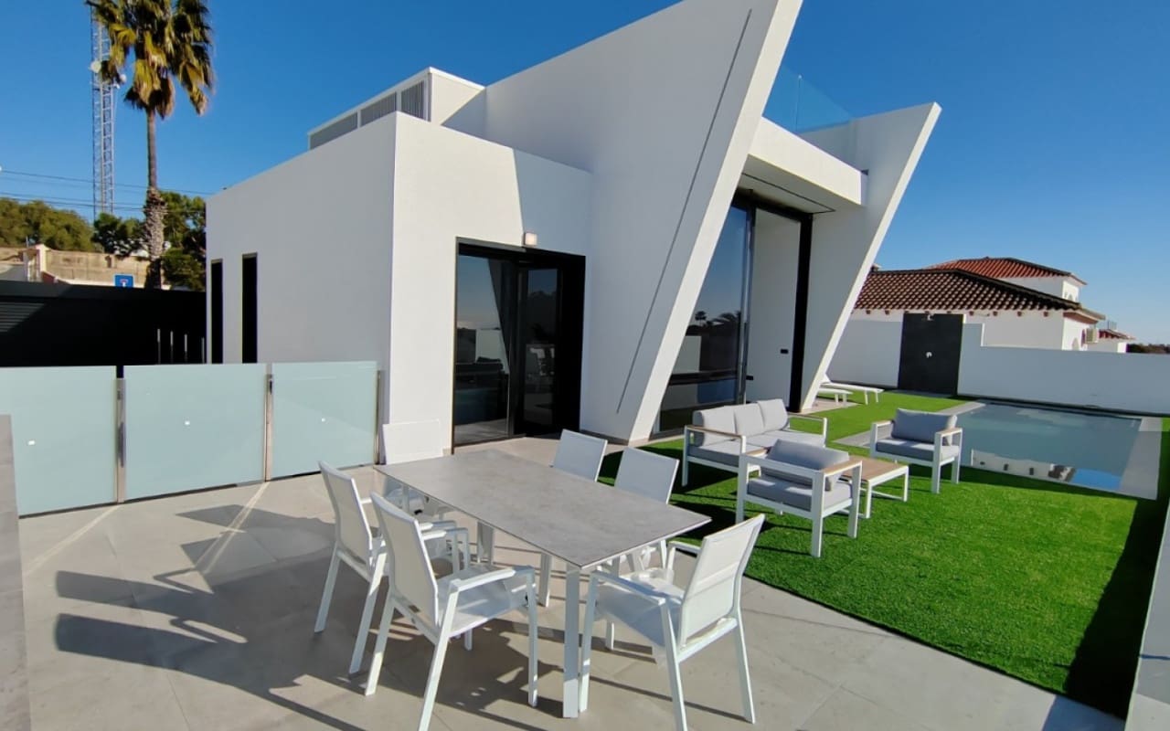 3 chambre Villa/Maison à vendre à Torrevieja avec piscine - 750 000 € (Ref: 9927842)