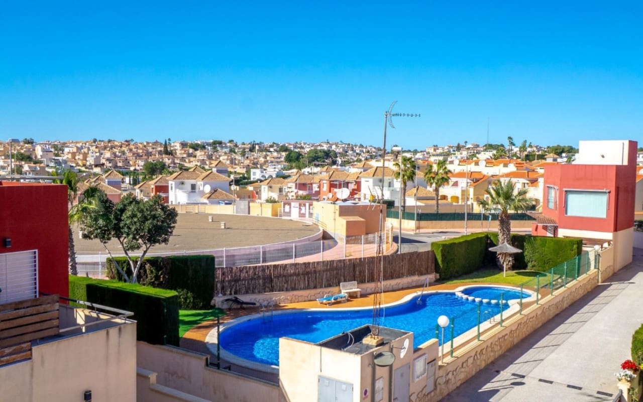 3 Zimmer Haus zu verkaufen in Villamartin mit Pool - 288.000 € (Ref: 9927845)