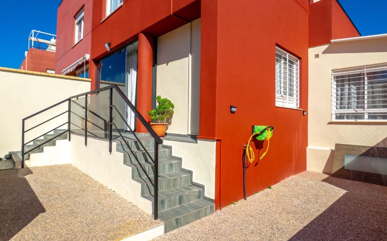 3 Zimmer Haus zu verkaufen in Villamartin mit Pool - 288.000 € (Ref: 9927845)