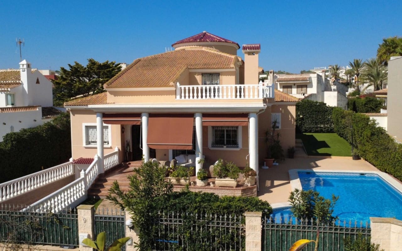 5 bedroom Villa for sale in La Mata with pool - € 950,000 (Ref: 9927846)
