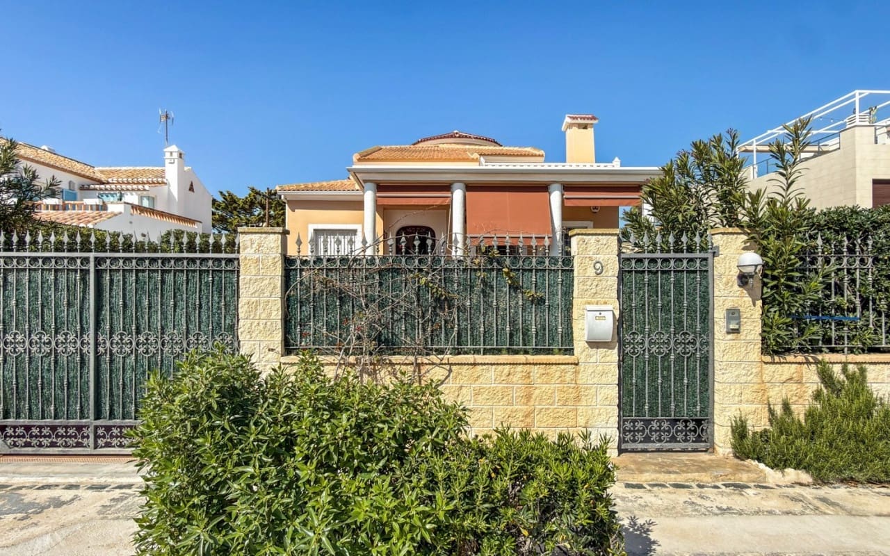 5 bedroom Villa for sale in La Mata with pool - € 950,000 (Ref: 9927846)