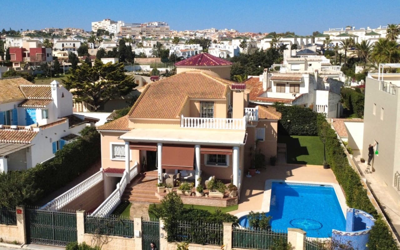 5 bedroom Villa for sale in La Mata with pool - € 950,000 (Ref: 9927846)