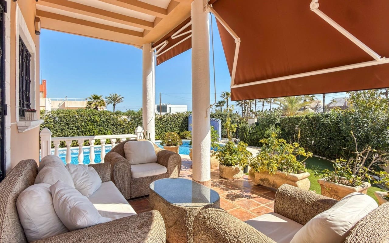 5 bedroom Villa for sale in La Mata with pool - € 950,000 (Ref: 9927846)