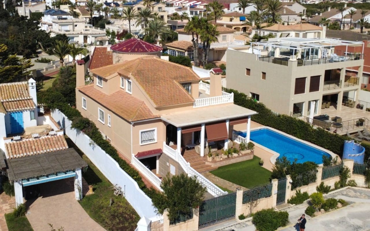 5 bedroom Villa for sale in La Mata with pool - € 950,000 (Ref: 9927846)