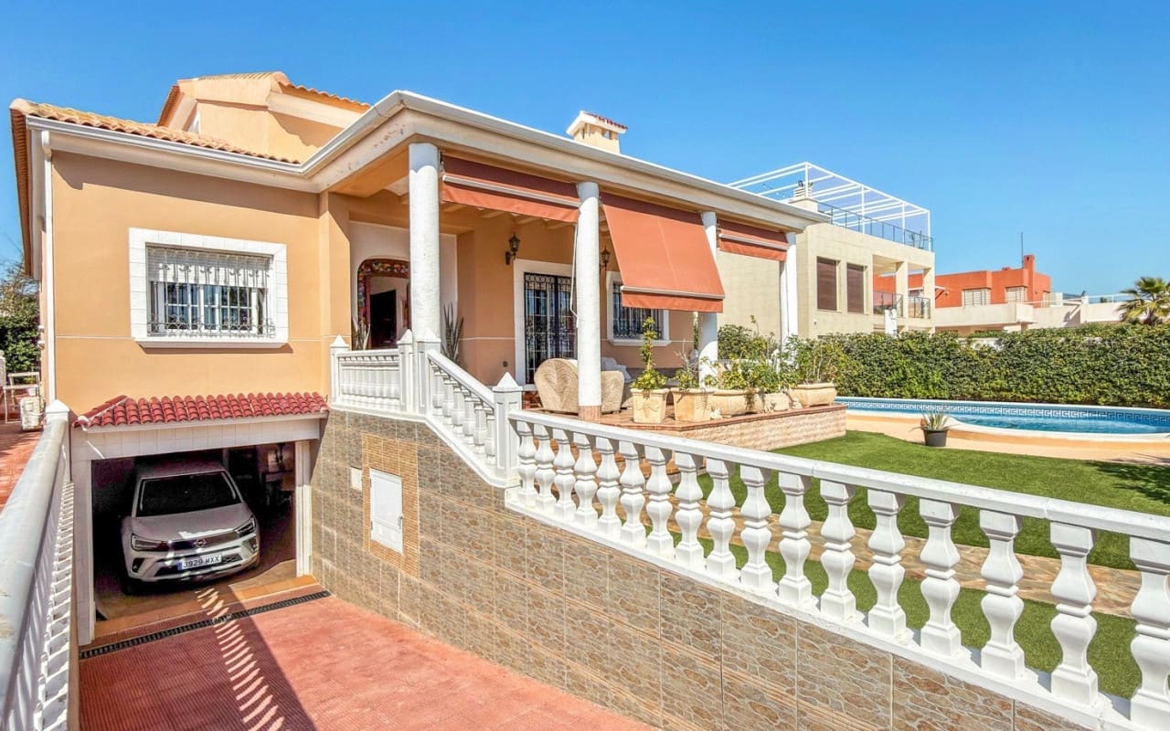 5 bedroom Villa for sale in La Mata with pool - € 950,000 (Ref: 9927846)