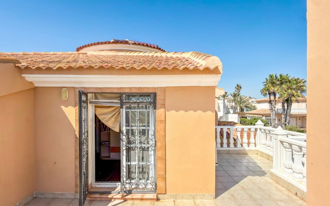 5 bedroom Villa for sale in La Mata with pool - € 950,000 (Ref: 9927846)