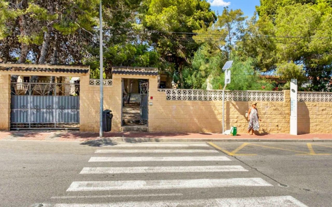 8 chambre Villa/Maison à vendre à Torrevieja avec piscine - 550 000 € (Ref: 9927851)