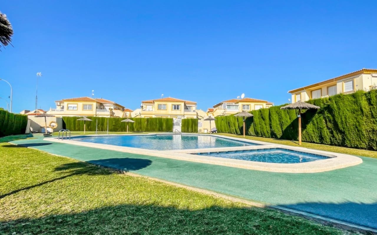 2 slaapkamer Huis te koop in Playa Flamenca met zwembad - € 176.900 (Ref: 9927852)