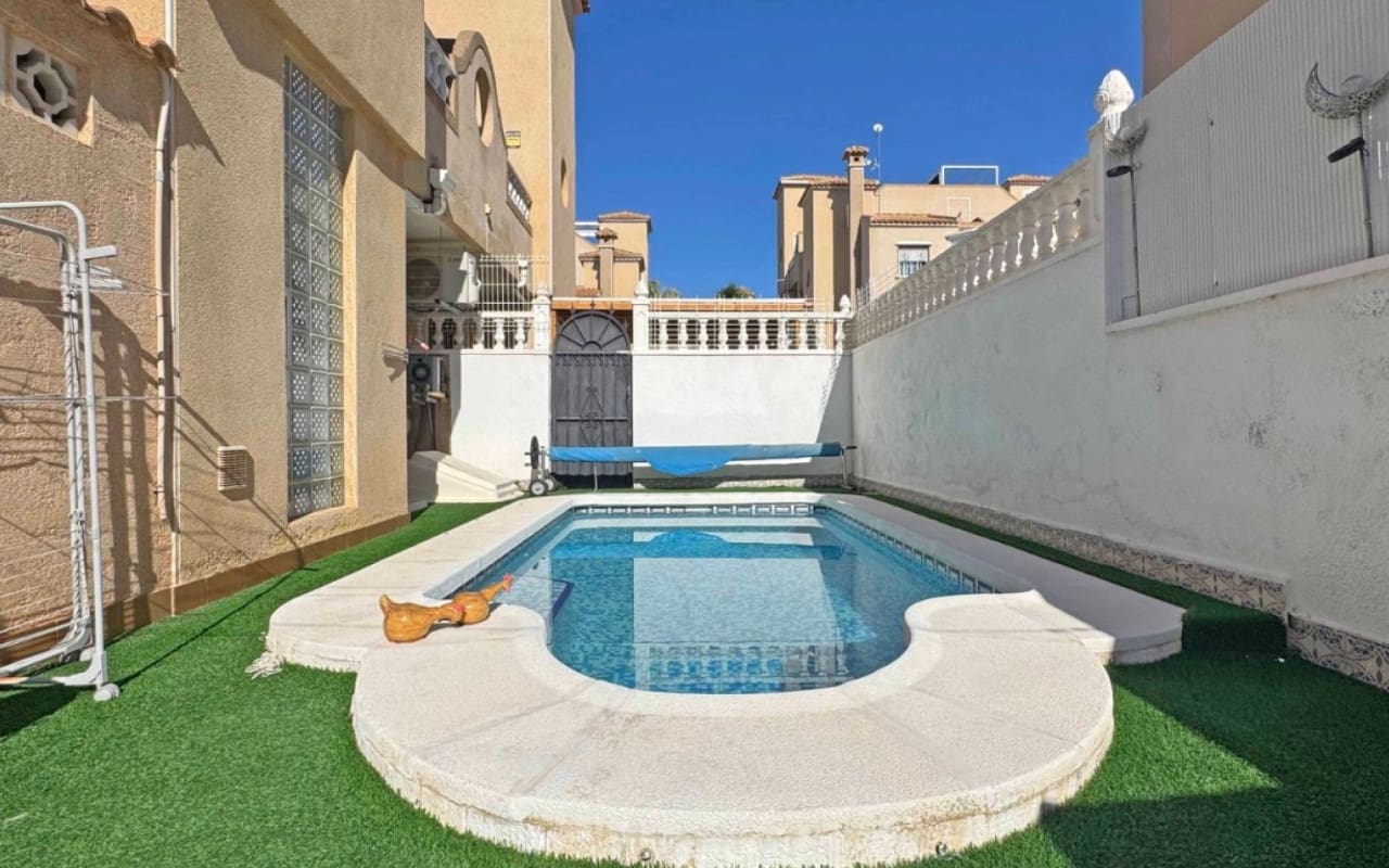 2 soveværelse Byhus til salg i Villamartin med swimmingpool - € 269.000 (Ref: 9927855)