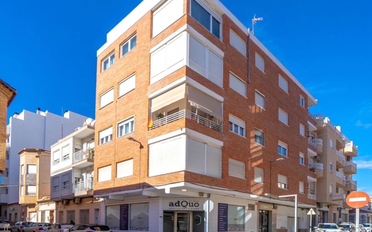 2 makuuhuone Kattohuoneisto myytävänä paikassa Torrevieja - 349 000 € (Ref: 9927866)