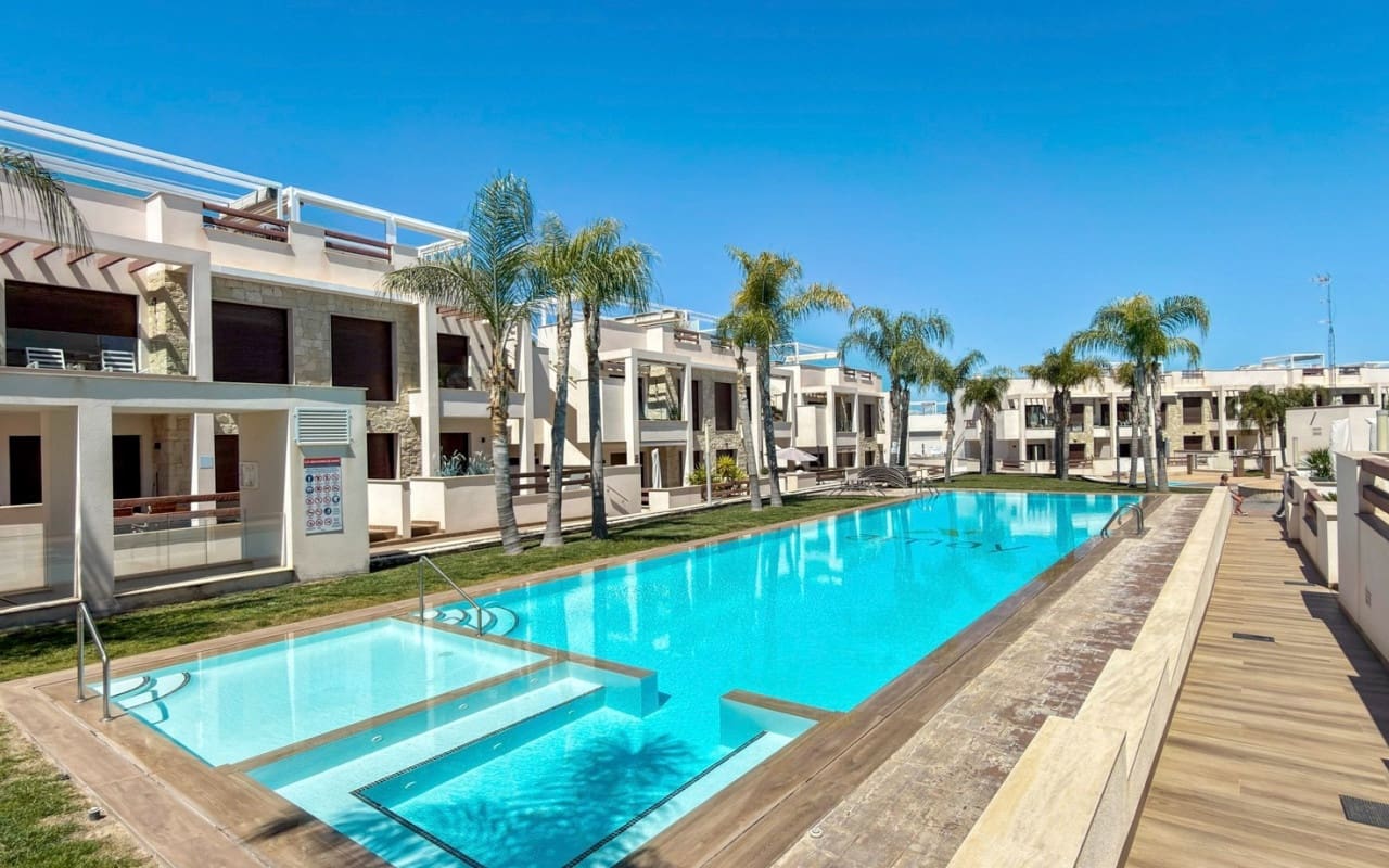 2 soveværelse Lejlighed til salg i Torrevieja med swimmingpool - € 299.000 (Ref: 9927874)