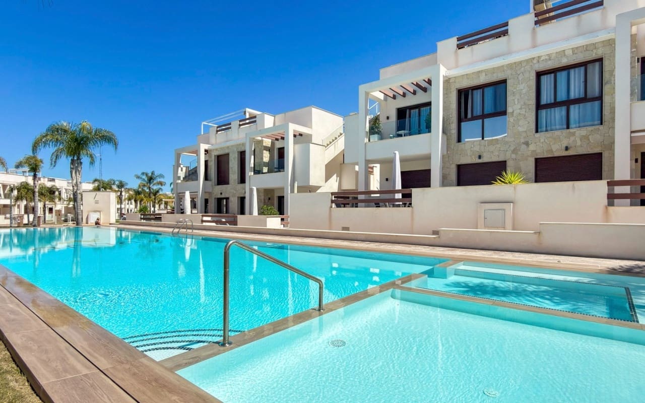 2 soveværelse Lejlighed til salg i Torrevieja med swimmingpool - € 299.000 (Ref: 9927874)