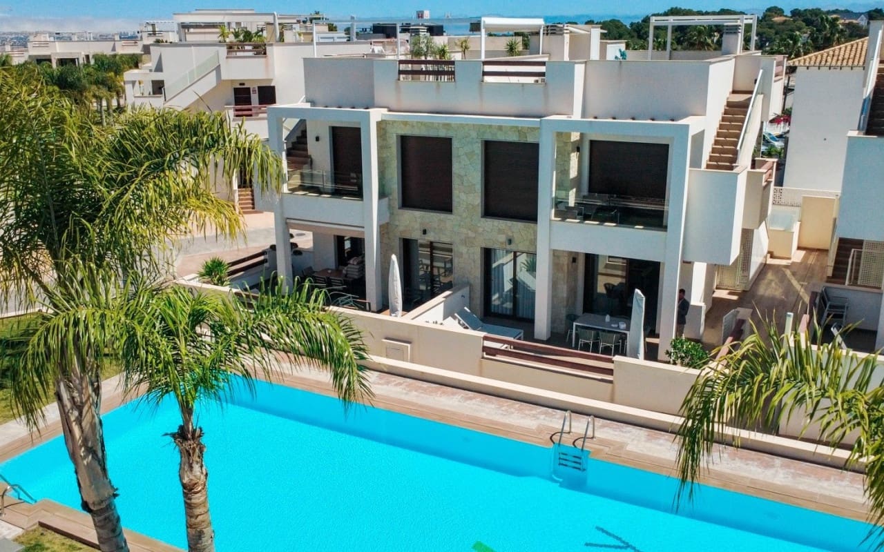 2 soveværelse Lejlighed til salg i Torrevieja med swimmingpool - € 299.000 (Ref: 9927874)