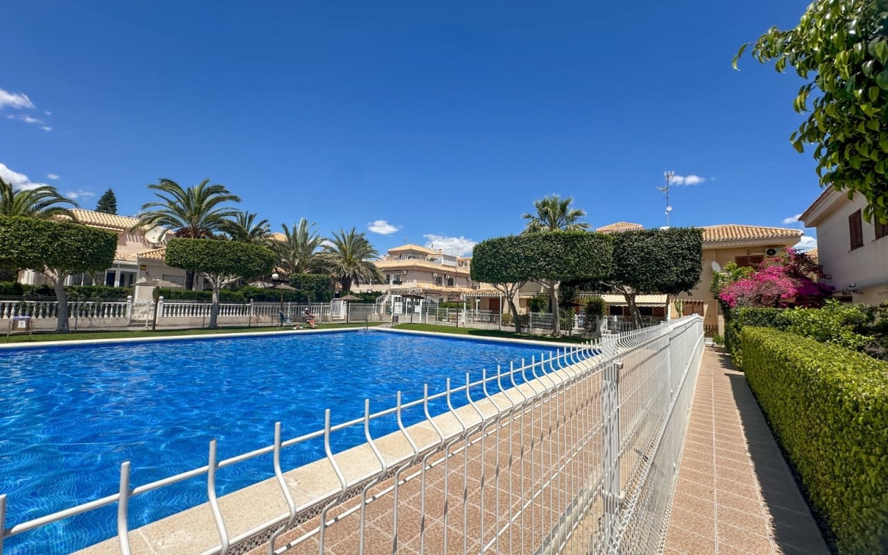 2 soverom Hus til salgs i Playa Flamenca med svømmebasseng - € 185 000 (Ref: 9934457)