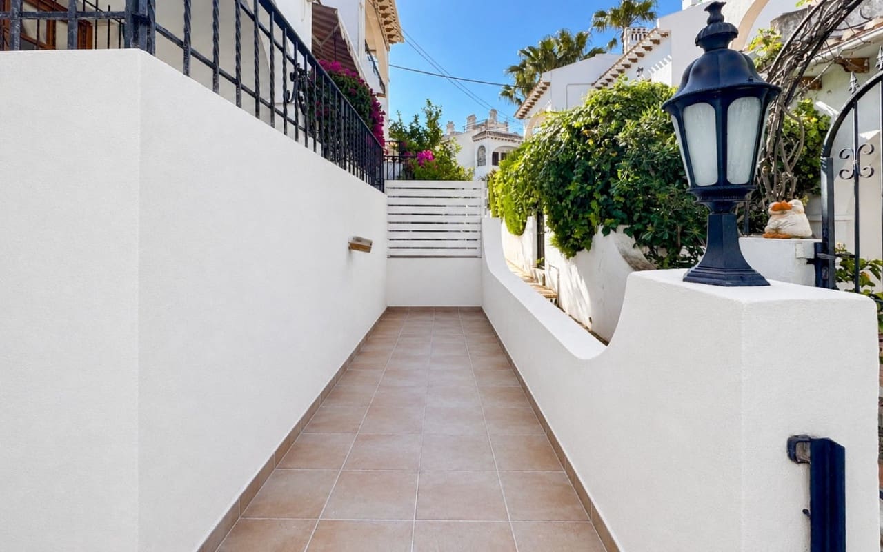 2 bedroom Townhouse for sale in Torrevieja with pool - € 160,000 (Ref: 9934463)