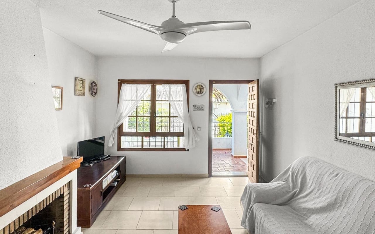 2 bedroom Townhouse for sale in Torrevieja with pool - € 160,000 (Ref: 9934463)
