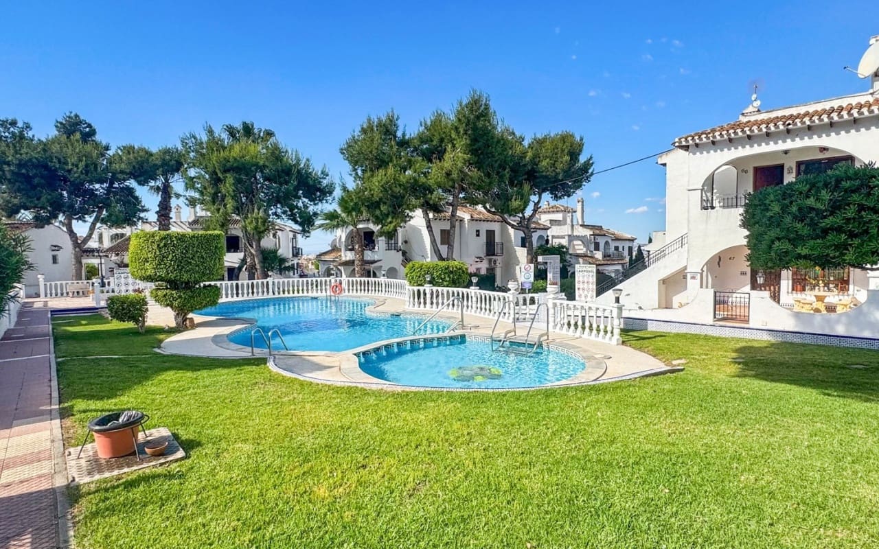 2 bedroom Townhouse for sale in Torrevieja with pool - € 160,000 (Ref: 9934463)