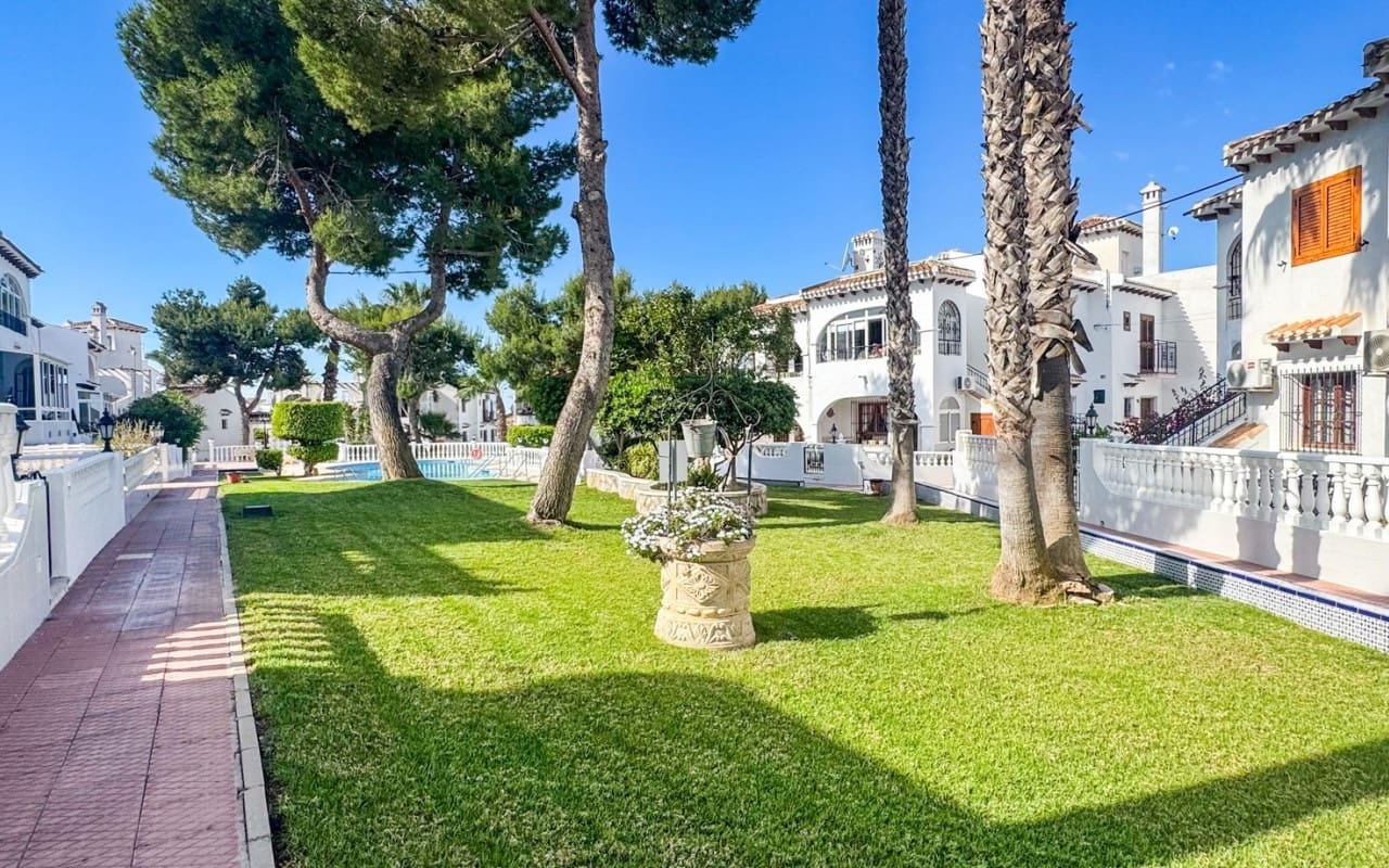 2 bedroom Townhouse for sale in Torrevieja with pool - € 160,000 (Ref: 9934463)