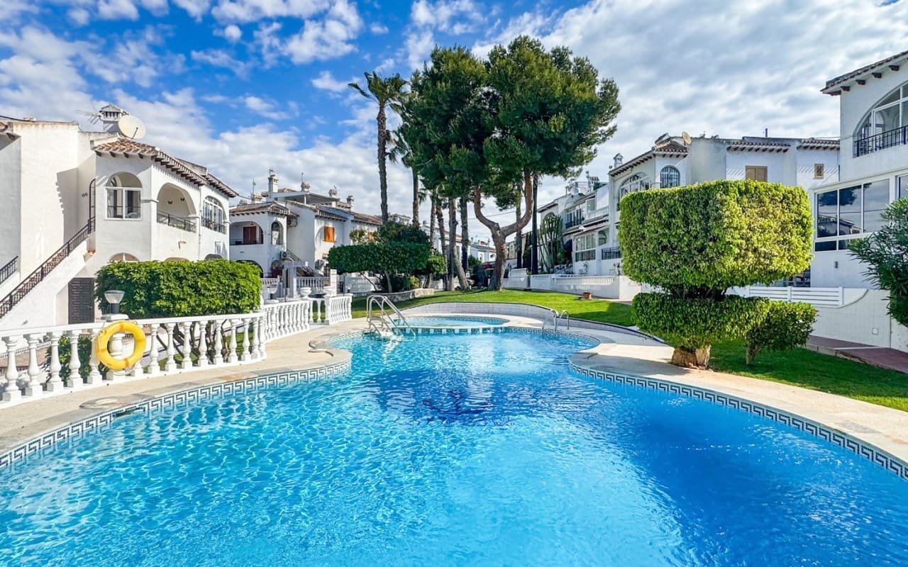 2 bedroom Townhouse for sale in Torrevieja with pool - € 160,000 (Ref: 9934463)