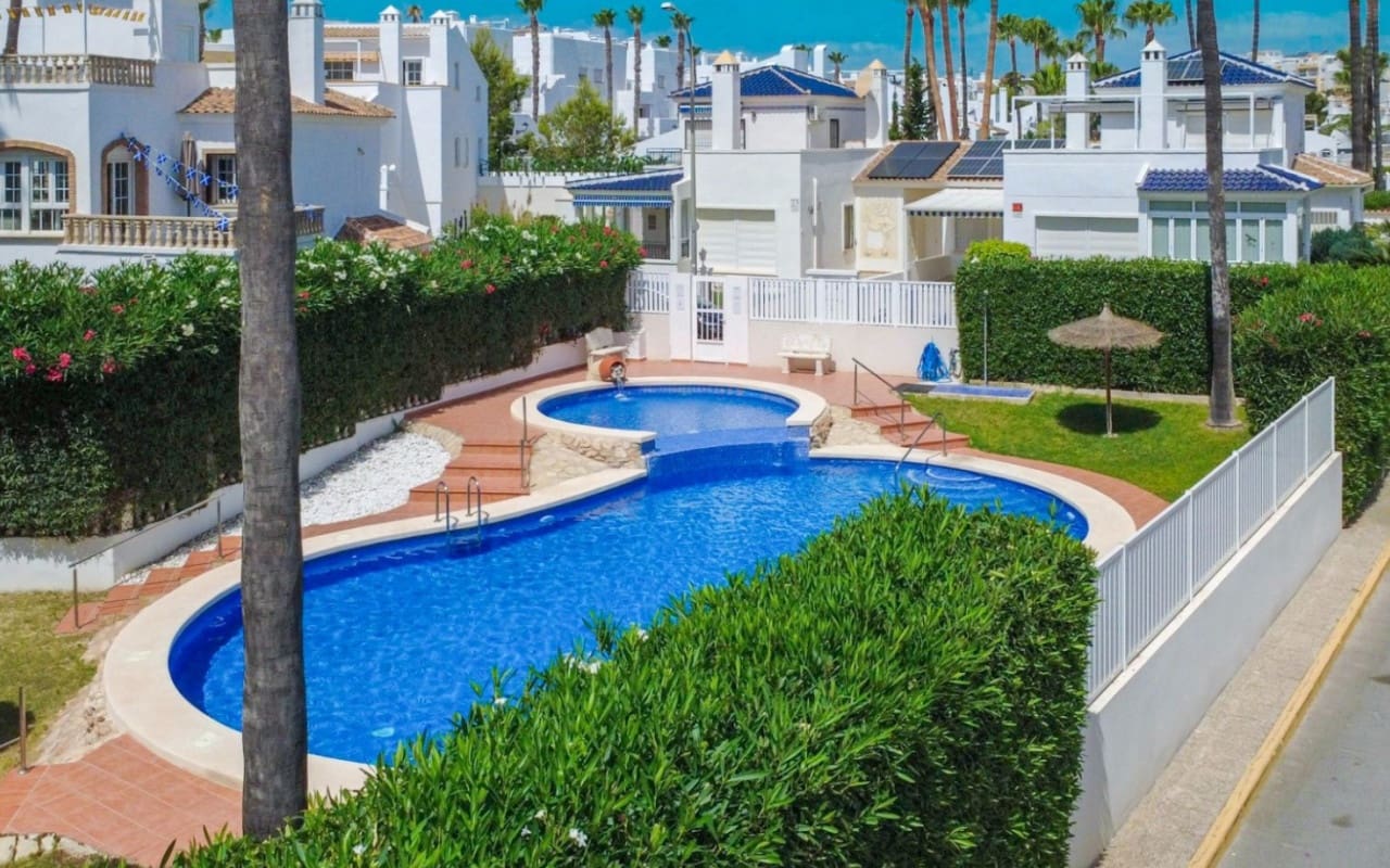 4 sypialnia Dom na sprzedaż w Orihuela Costa z basenem - 295 000 € (Ref: 9934466)