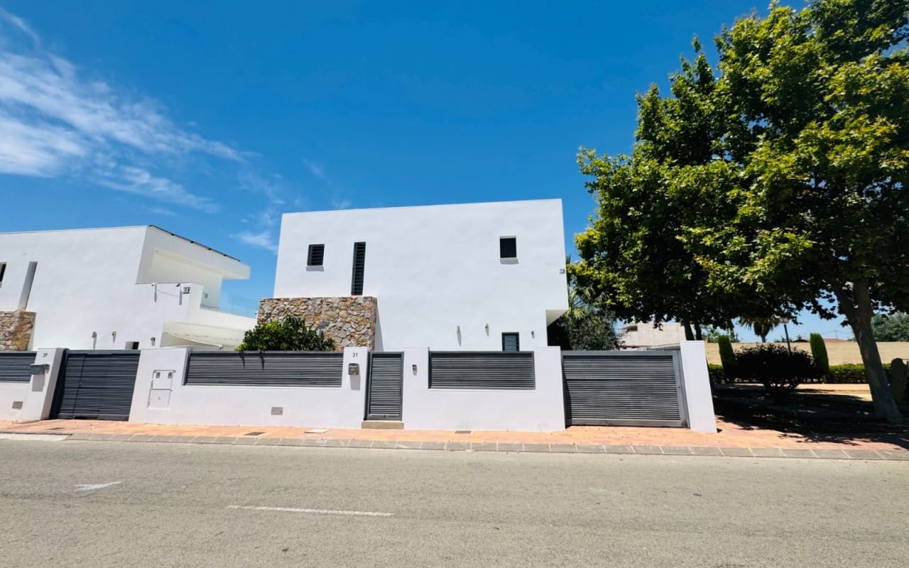 3 soverom Villa til salgs i Lo Pagan med svømmebasseng - € 550 000 (Ref: 9934467)