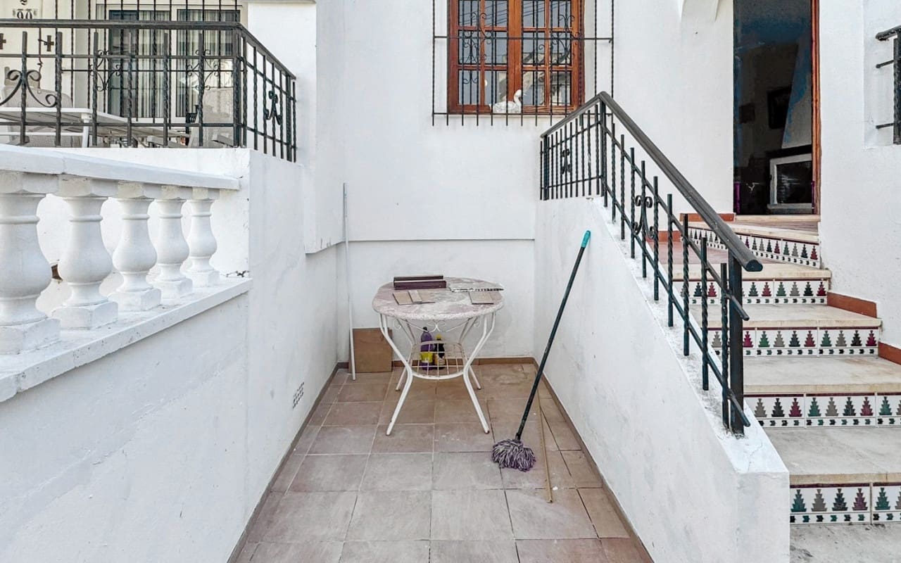 2 bedroom Townhouse for sale in Torrevieja with pool - € 160,000 (Ref: 9936680)