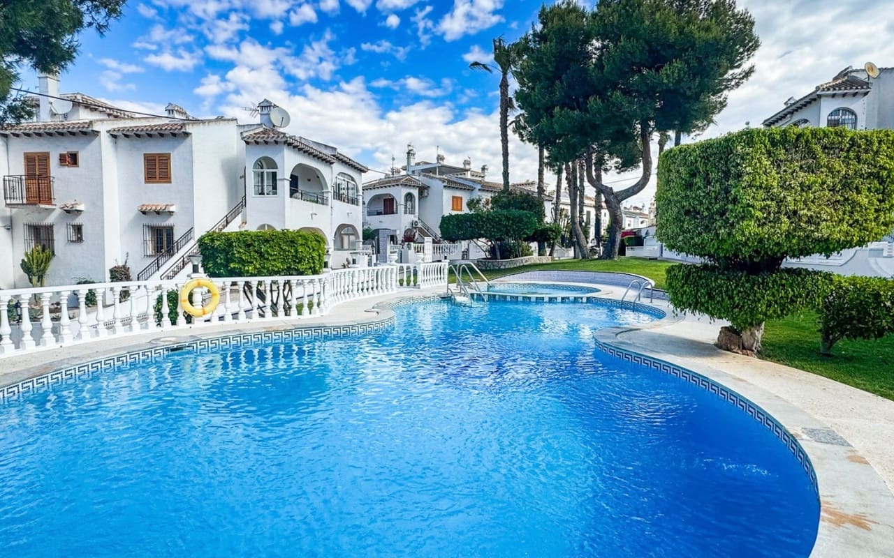 2 bedroom Townhouse for sale in Torrevieja with pool - € 160,000 (Ref: 9936680)