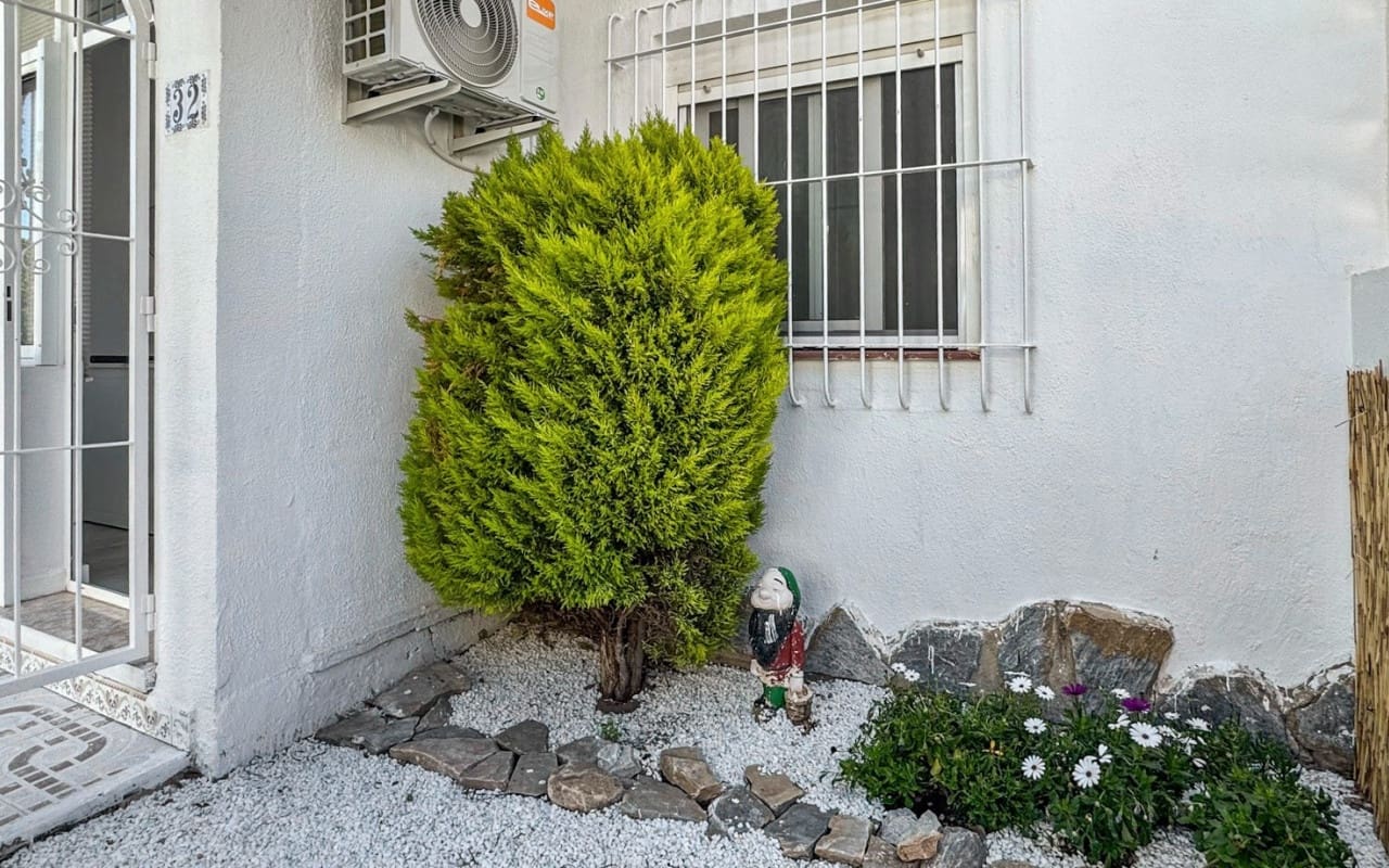 1 sovrum Hus till salu i Torrevieja med pool - 125 000 € (Ref: 9946015)