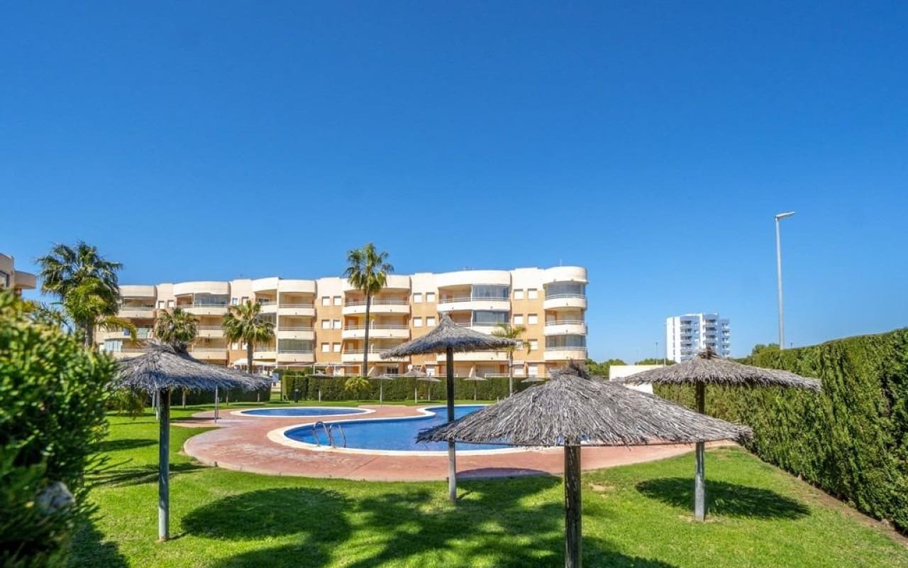 2 soveværelse Lejlighed til salg i Dehesa de Campoamor med swimmingpool - € 205.000 (Ref: 9946579)