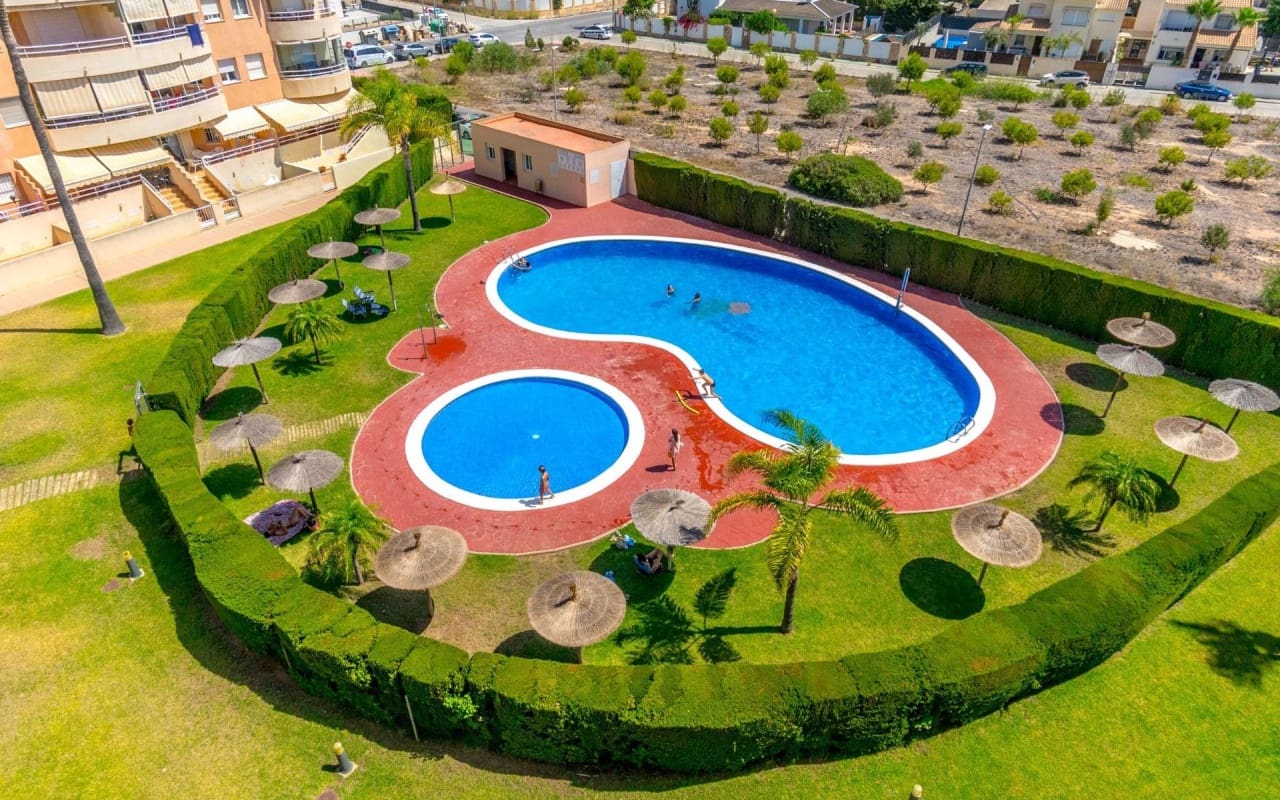2 soveværelse Lejlighed til salg i Dehesa de Campoamor med swimmingpool - € 205.000 (Ref: 9946579)