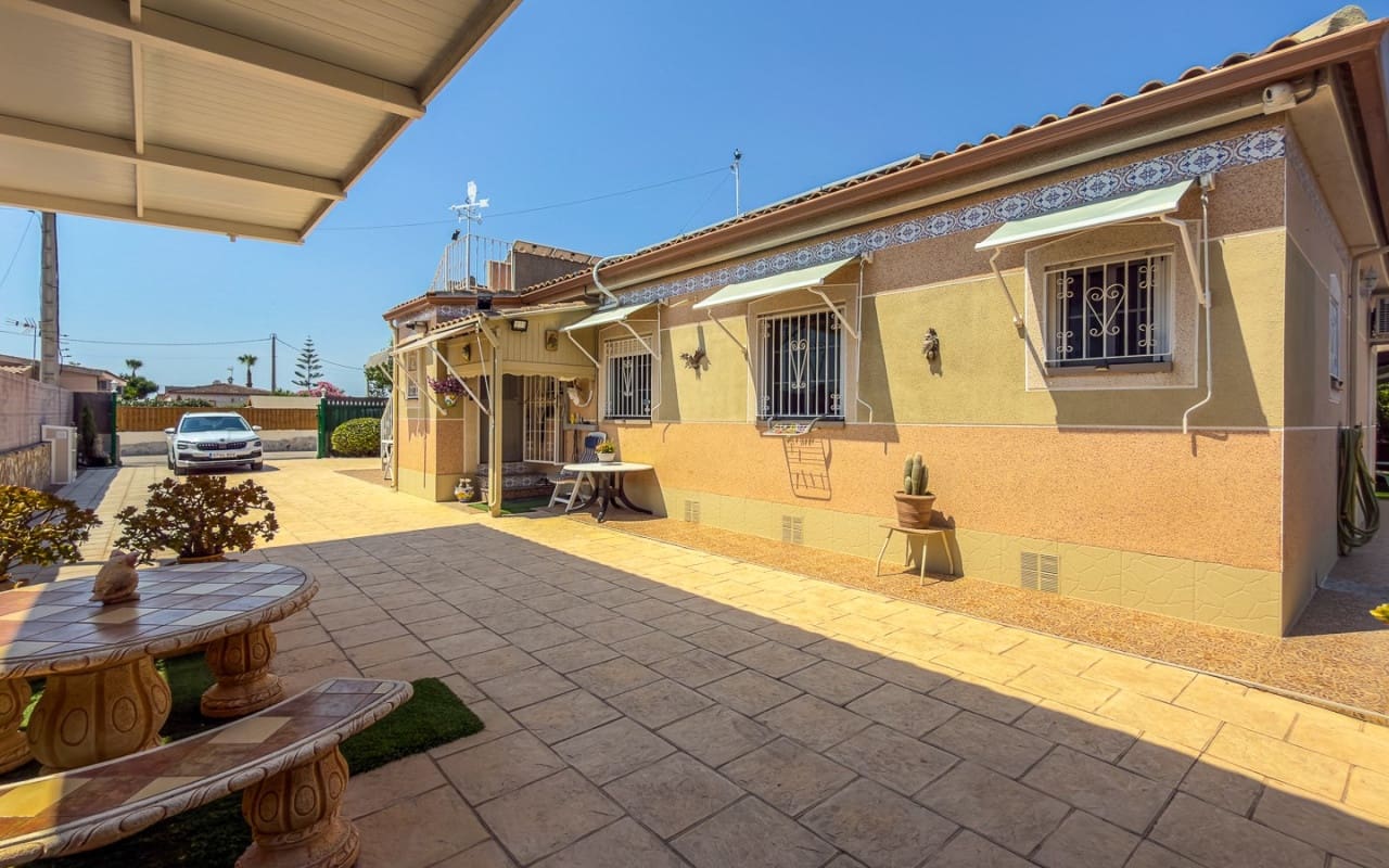 3 soveværelse Finca/Landehus til salg i Catral med swimmingpool garage - € 499.500 (Ref: 9946581)