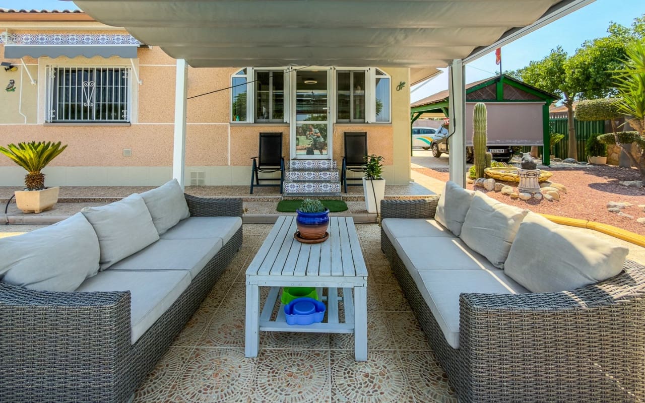 3 soveværelse Finca/Landehus til salg i Catral med swimmingpool garage - € 499.500 (Ref: 9946581)