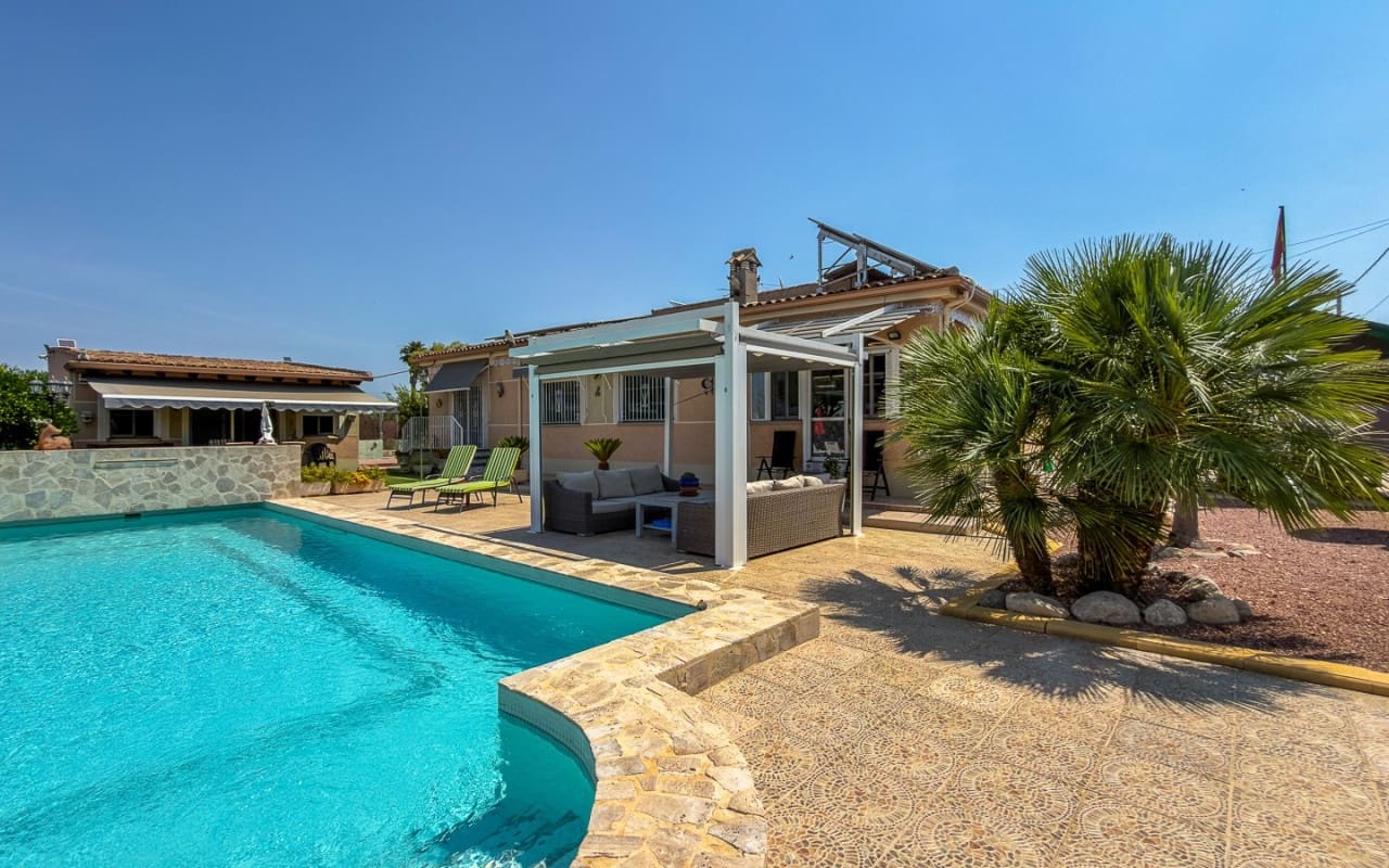 3 soveværelse Finca/Landehus til salg i Catral med swimmingpool garage - € 499.500 (Ref: 9946581)