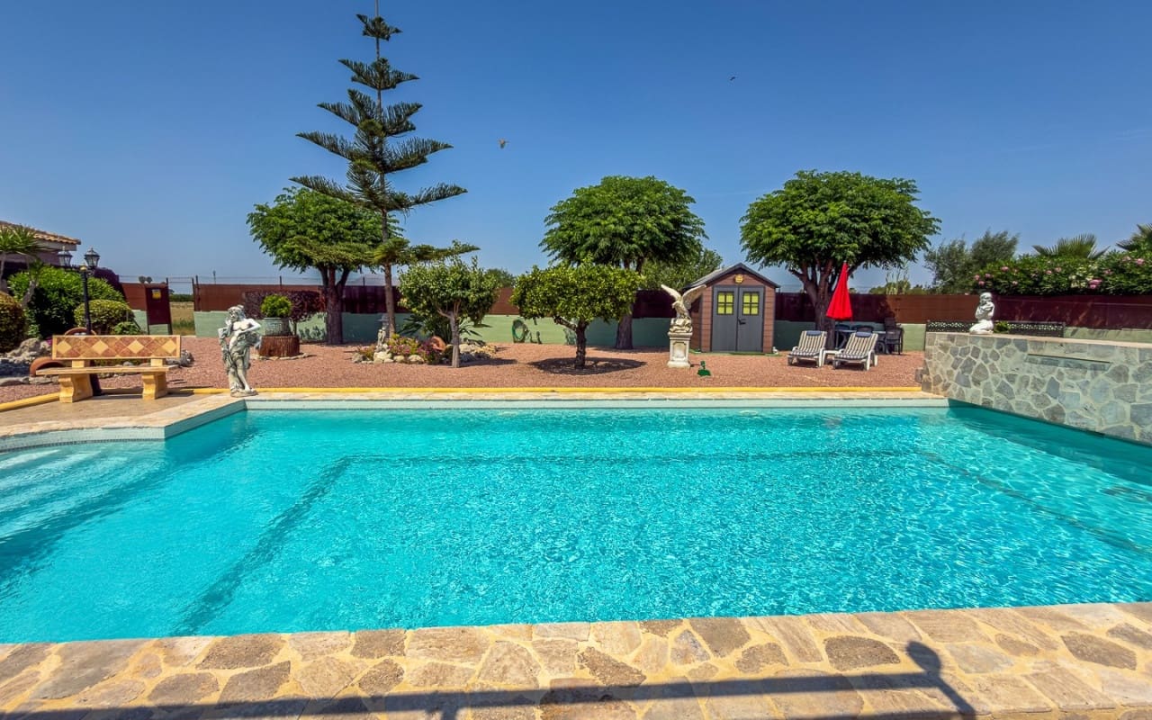 3 soveværelse Finca/Landehus til salg i Catral med swimmingpool garage - € 499.500 (Ref: 9946581)