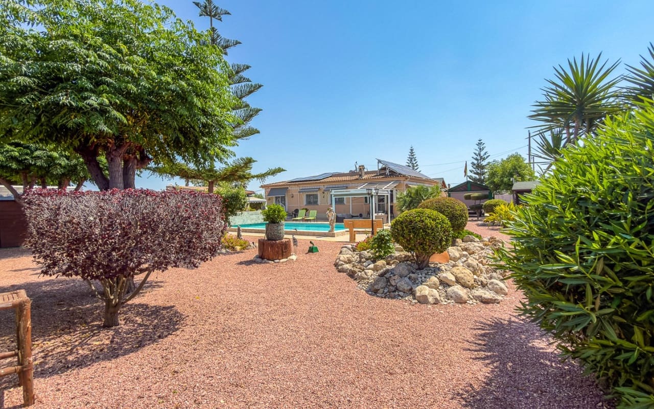 3 soveværelse Finca/Landehus til salg i Catral med swimmingpool garage - € 499.500 (Ref: 9946581)