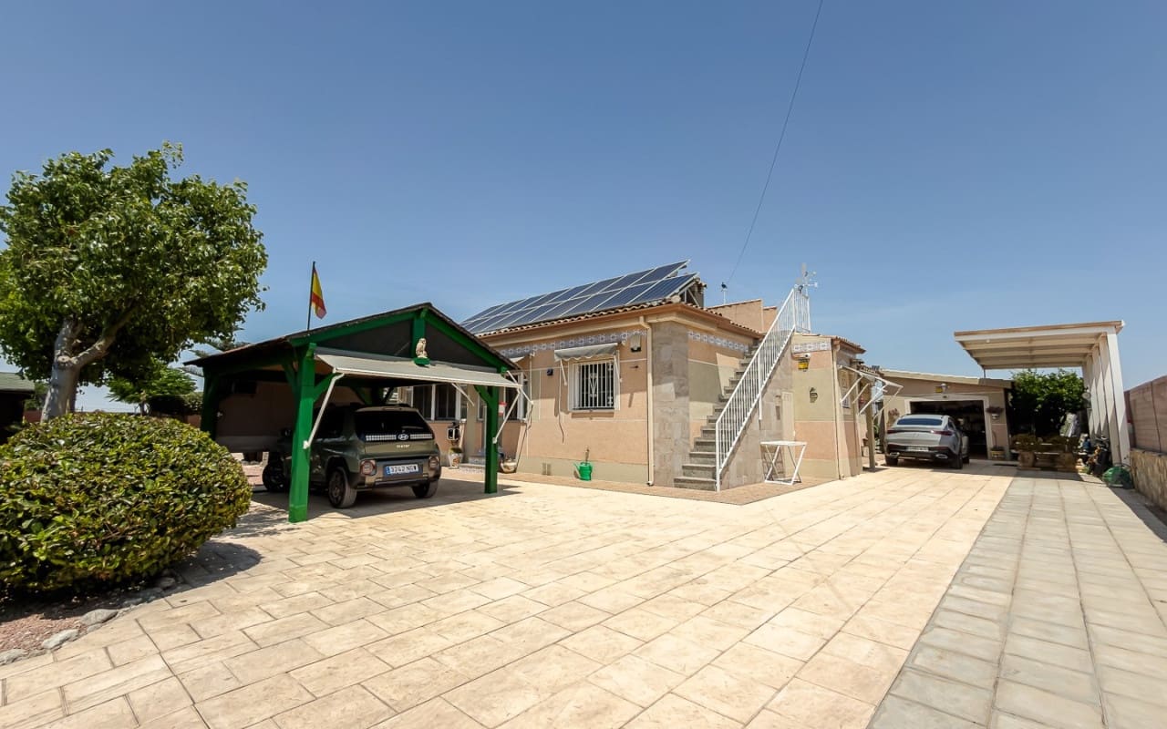 3 soveværelse Finca/Landehus til salg i Catral med swimmingpool garage - € 499.500 (Ref: 9946581)