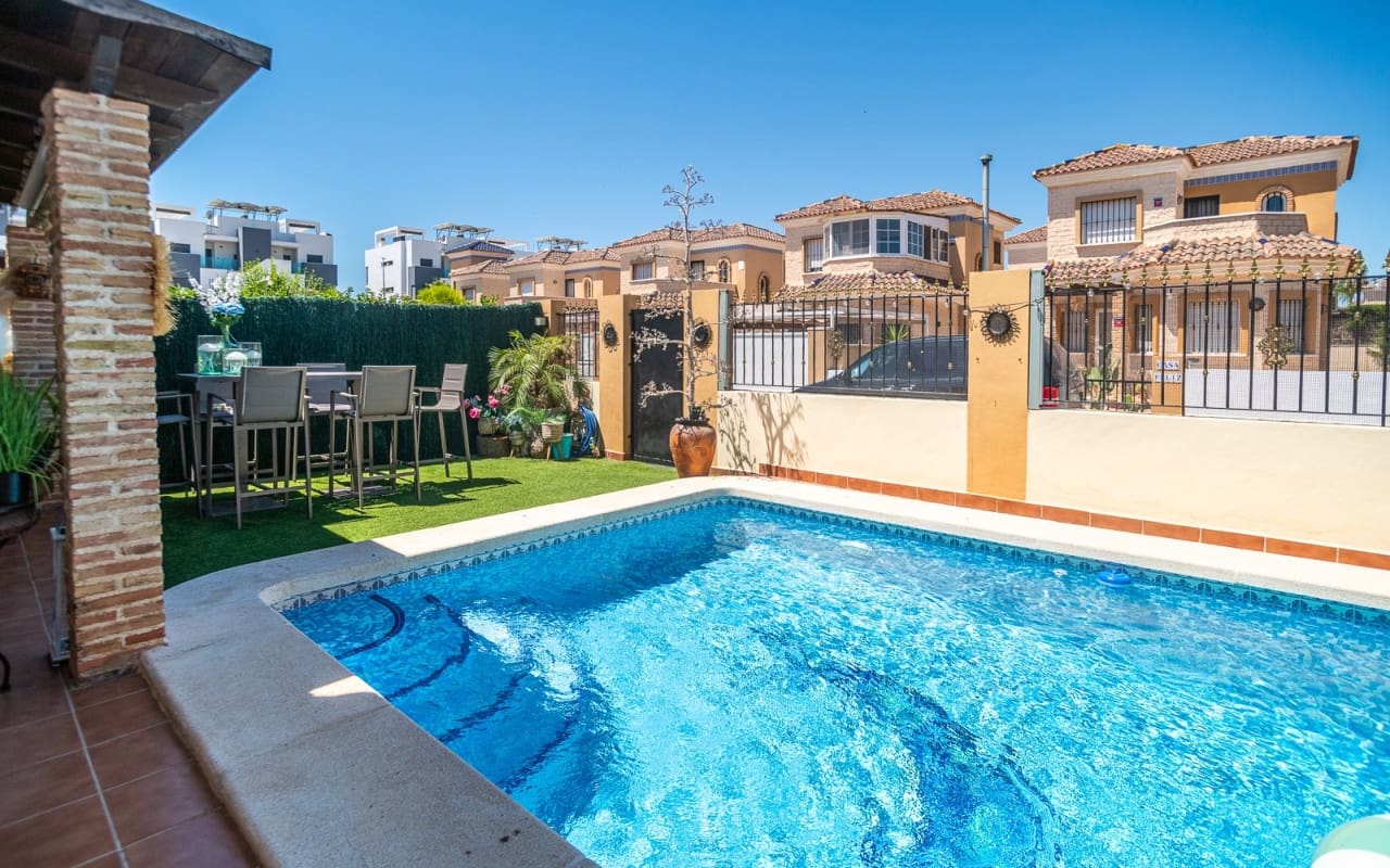3 soveværelse Villa til salg i El Raso med swimmingpool - € 299.500 (Ref: 9956209)