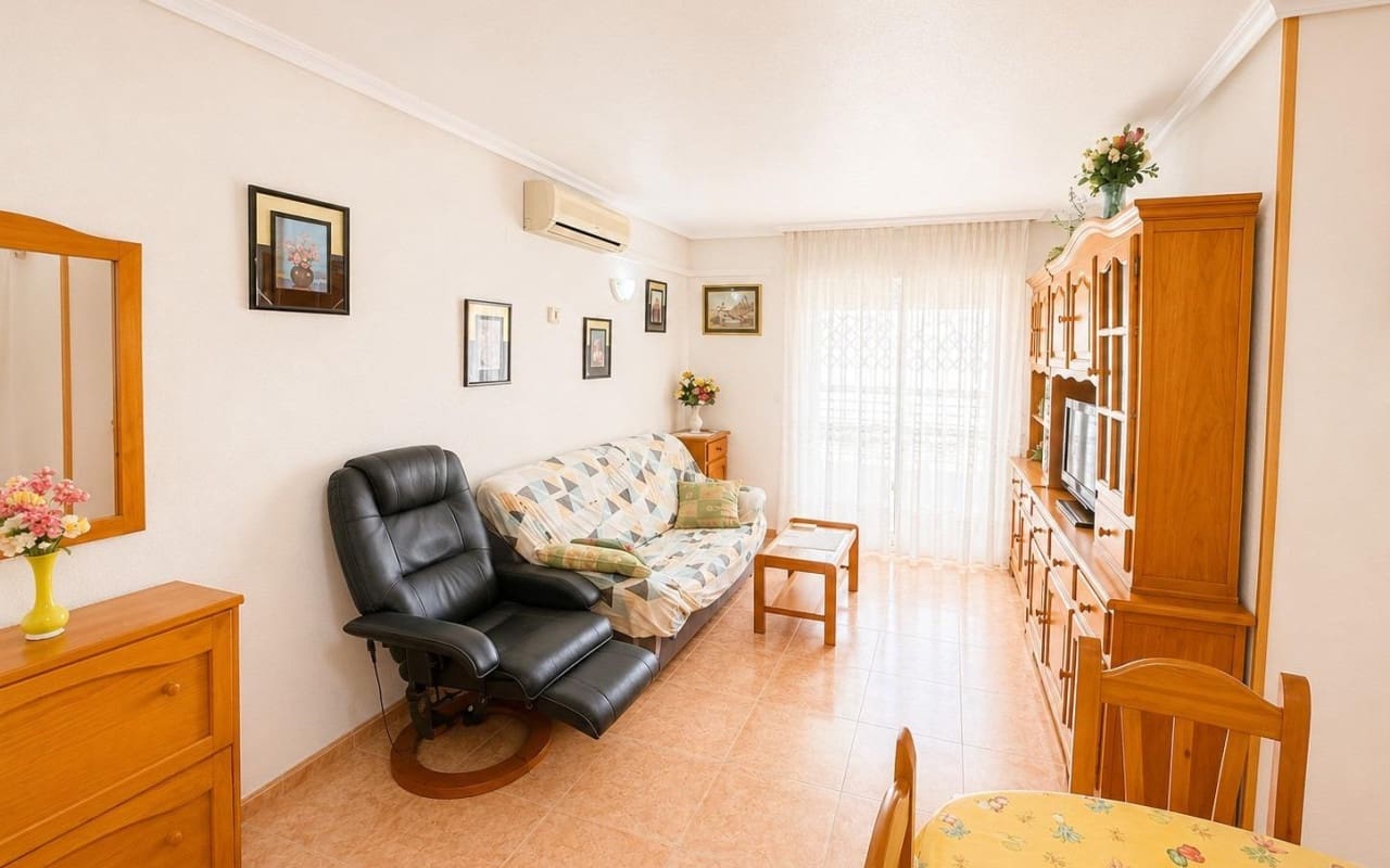 Apartamento de 2 habitaciones en Torrevieja en venta con piscina - 127.000 € (Ref: 9956212)