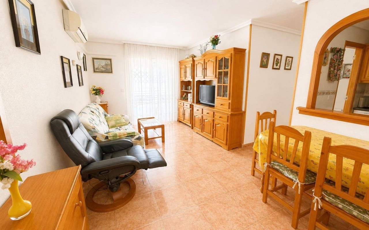 Apartamento de 2 habitaciones en Torrevieja en venta con piscina - 127.000 € (Ref: 9956212)