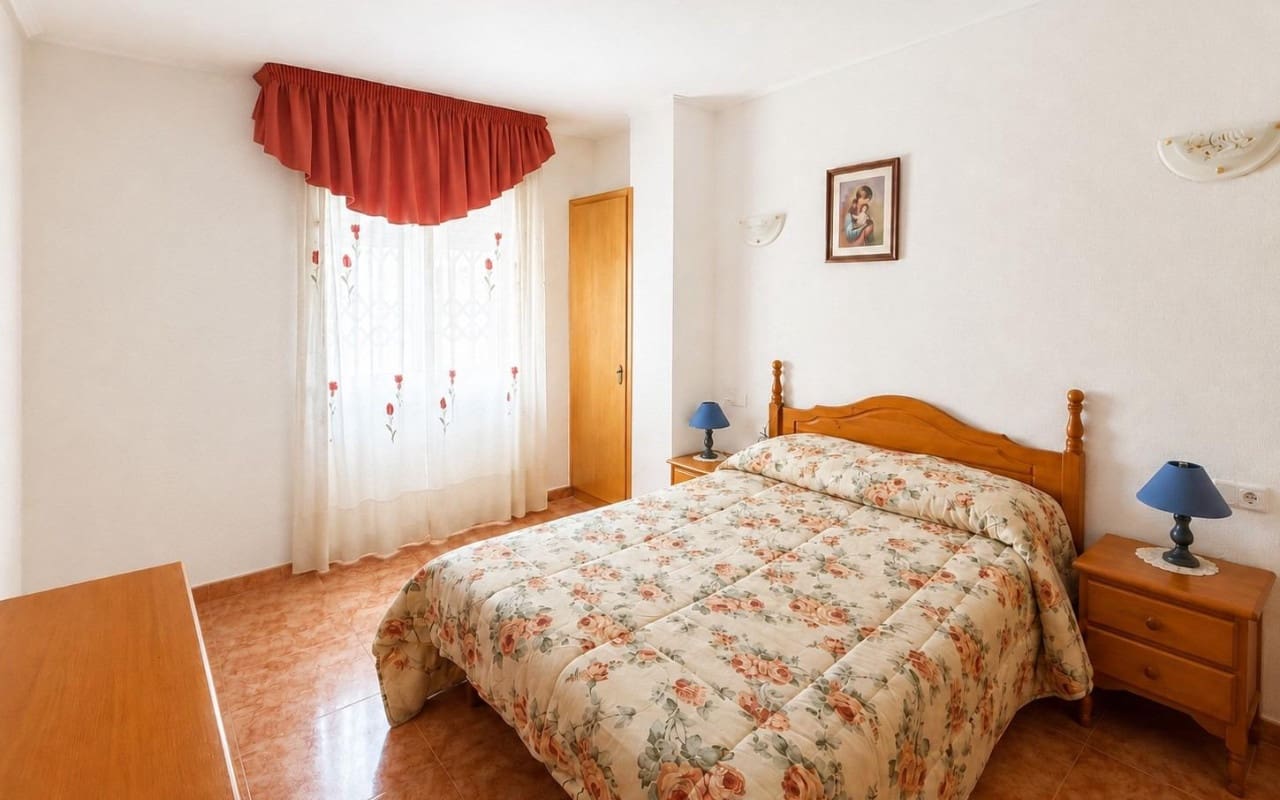 Apartamento de 2 habitaciones en Torrevieja en venta con piscina - 127.000 € (Ref: 9956212)