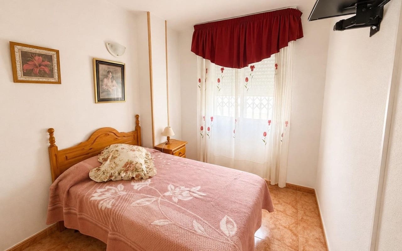Apartamento de 2 habitaciones en Torrevieja en venta con piscina - 127.000 € (Ref: 9956212)