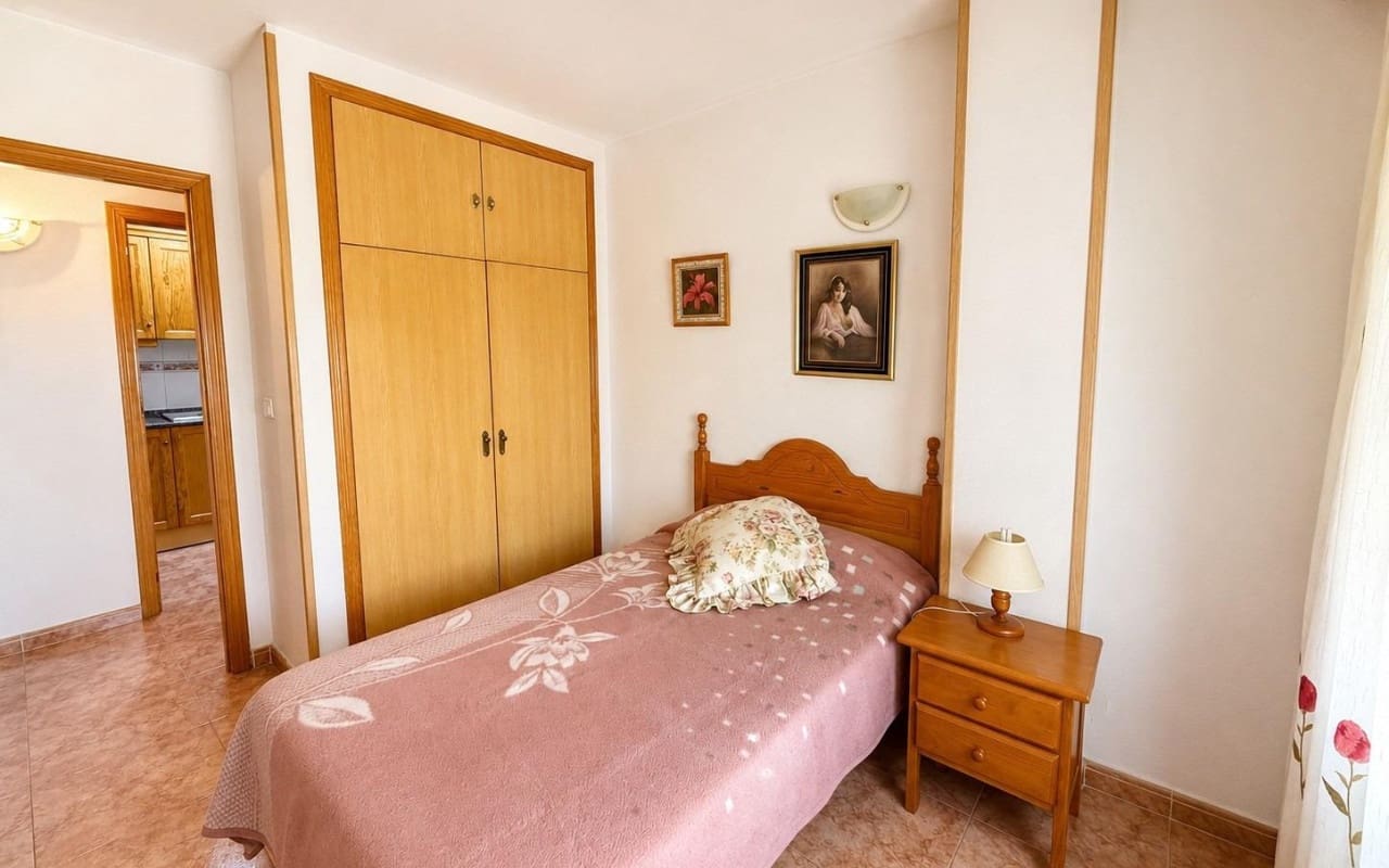Apartamento de 2 habitaciones en Torrevieja en venta con piscina - 127.000 € (Ref: 9956212)