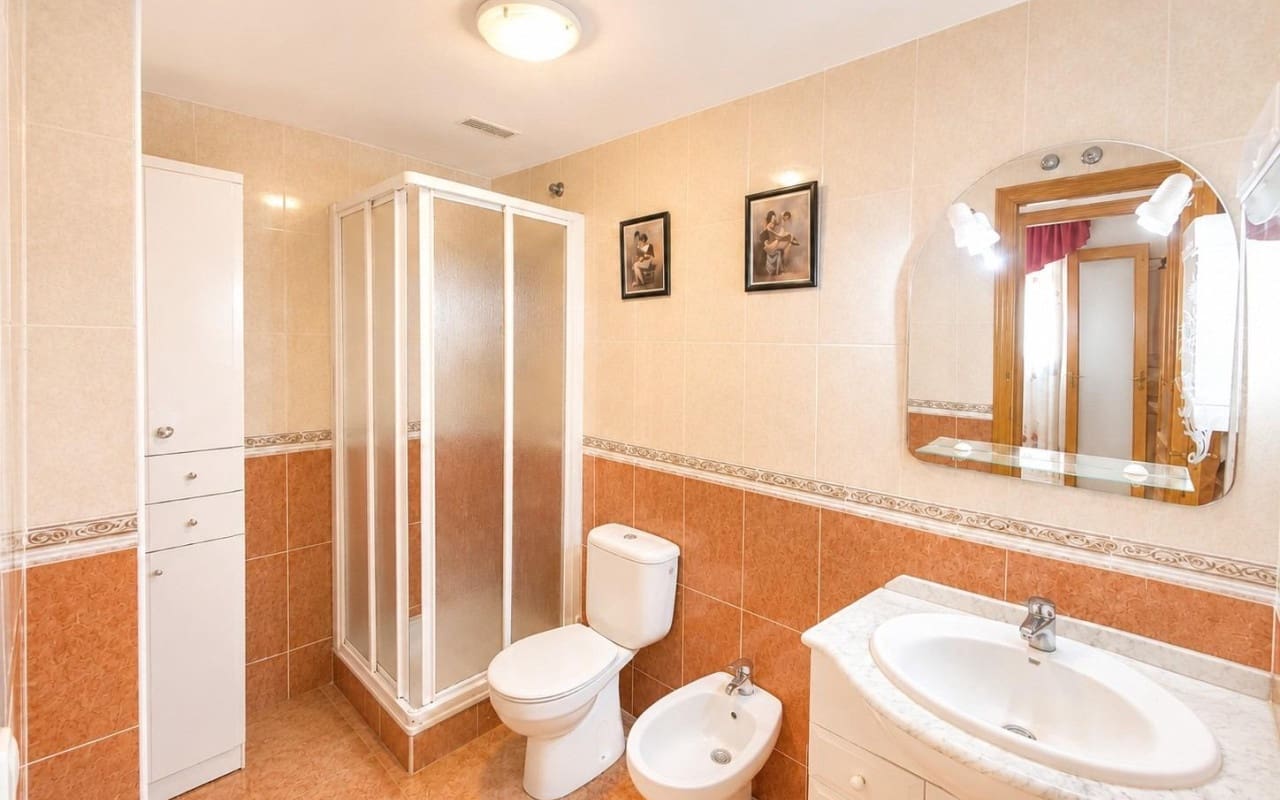 Apartamento de 2 habitaciones en Torrevieja en venta con piscina - 127.000 € (Ref: 9956212)