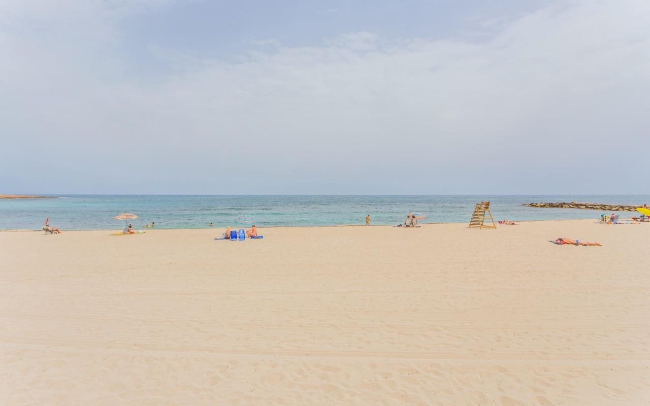 Apartamento de 2 habitaciones en Torrevieja en venta con piscina - 127.000 € (Ref: 9956212)