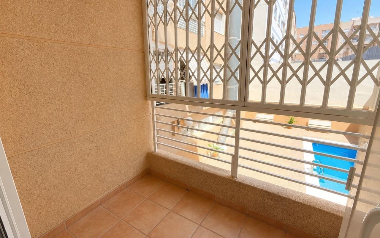 Apartamento de 2 habitaciones en Torrevieja en venta con piscina - 127.000 € (Ref: 9956212)