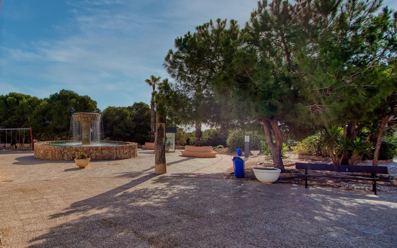 Apartamento de 2 habitaciones en Torrevieja en venta con piscina - 127.000 € (Ref: 9956212)