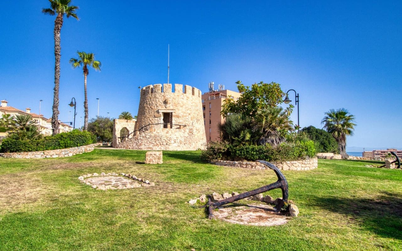 Apartamento de 2 habitaciones en Torrevieja en venta con piscina - 127.000 € (Ref: 9956212)
