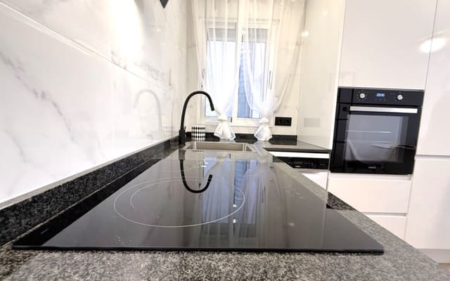 Apartamento de 2 habitaciones en Puerto Deportivo, Torrevieja en venta - 164.900 € (Ref: 9971474)